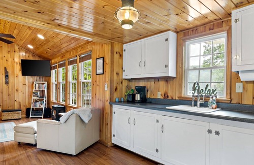 Lake Lure Cabin | Cottage In The Cove - Lake Lure Lakefront, Kayaks!