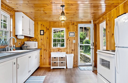 Lake Lure Cabin | Cottage In The Cove - Lake Lure Lakefront, Kayaks!