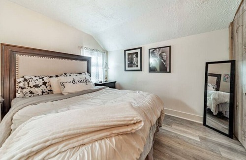 Cuyahoga Falls Cottage | cottage in the falls · Cottage in the Falls, 2 b, 2 bath, fireplace
