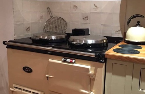 Lochwinnoch Cottage | Cottage in the Glen - Breathtaking secluded Cottage with Hot Tub