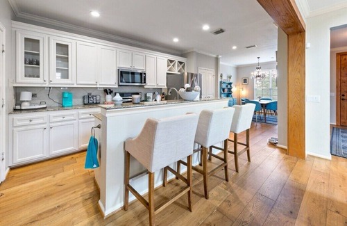 Shady Acres House | Cottage In The Heights!