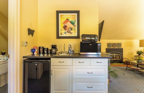 Sonoma Cottage | Cottage in the Oaks with Pool