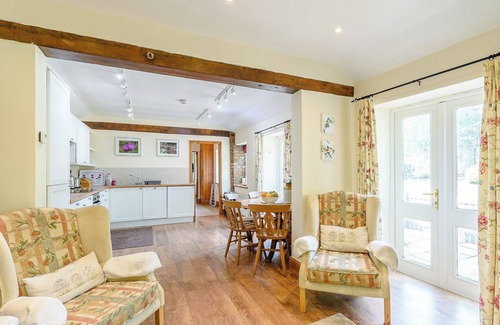 Garton Cottage | COTTAGE IN THE POND W43212