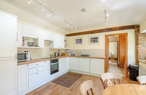 Garton Cottage | COTTAGE IN THE POND W43212