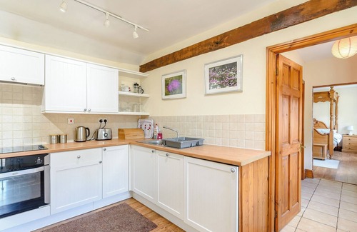 Garton Cottage | COTTAGE IN THE POND W43212