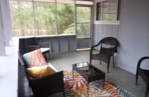 Jones Mills Cottage | Cottage in the woods. In a safe gated community near Lake Catherine.