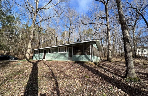 Jones Mills Cottage | Cottage in the woods. In a safe gated community near Lake Catherine.