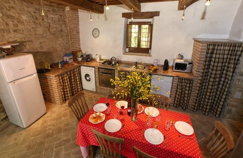 Lisciano Niccone Cottage | Cottage in Umbria with Lake Views & Pool