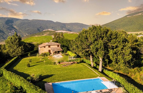 Castelraimondo House | Cottage Nasca – History, Landscapes, and Pool