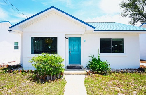 Navarre Cottage | Cottage just steps from the water!