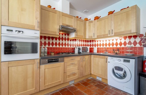 Saint-Jean-de-Barrou House | Cottage 'La Maison Des Remparts' with Private Garden and Wi-Fi