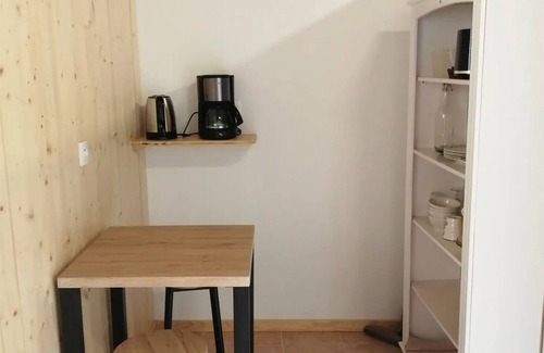 Grignan Cottage | Cottage 'La Roulotte Authentique' with Private Terrace, Private Garden and Wi-Fi