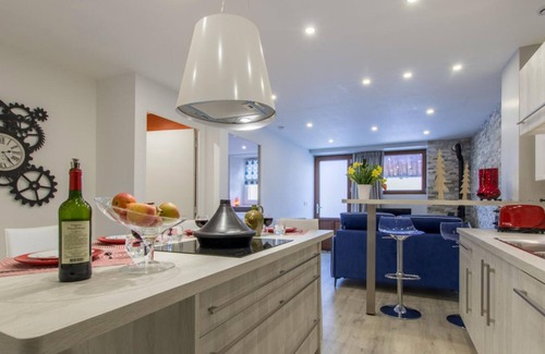Thones House | Cottage 'Le Clos Savoie Lorraine' with Mountain View, Shared Terrace and Wi-Fi