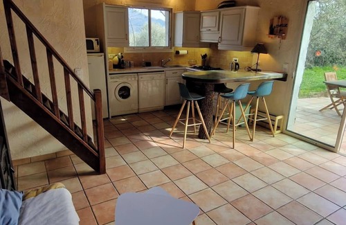 Berre-des-Alpes Cottage | Cottage 'Les Lys' with Mountain View, Wi-Fi and Air Conditioning