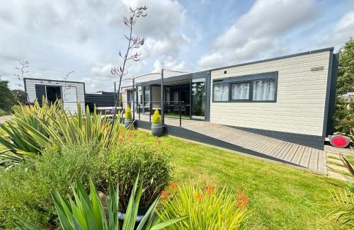 Sainte-Foy Ski Chalet | Cottage Luxe 3 Chambres, Jacuzzi, Piscine et Parking à 12 km des Sables d'Olonne - FR-1-197-608