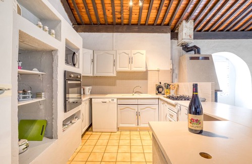 Gignac House | Cottage 'Maison De Campagne' with Private Terrace, Private Garden and Wi-Fi