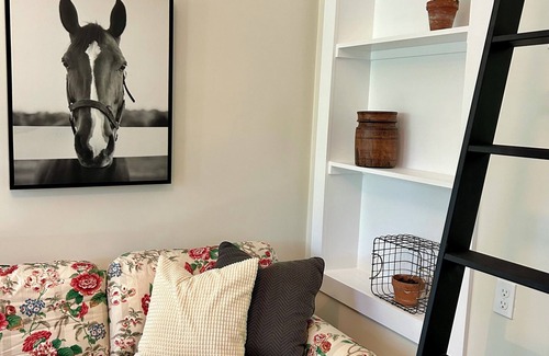 Irving Apartment | Cottage near Airport, ConvCntr, MusicFctry, RitzCarlton, Omni, UnivOfDallas