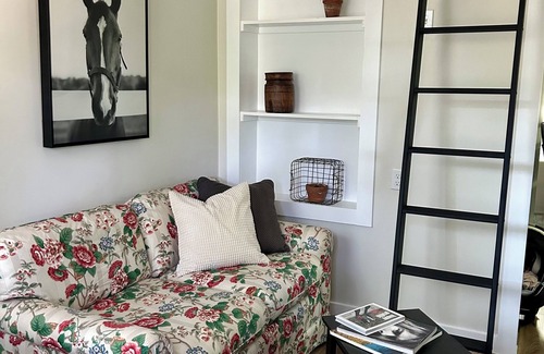 Irving Apartment | Cottage near Airport, ConvCntr, MusicFctry, RitzCarlton, Omni, UnivOfDallas