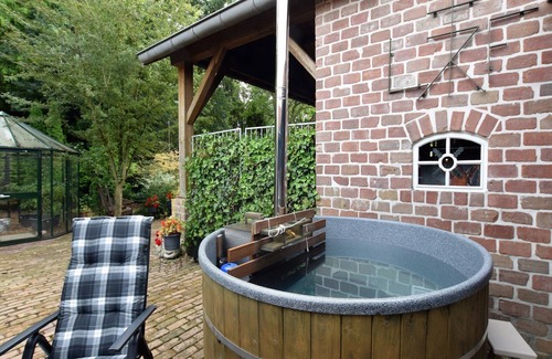 Musselkanaal House | Cottage near Bourtange with Hot Tub