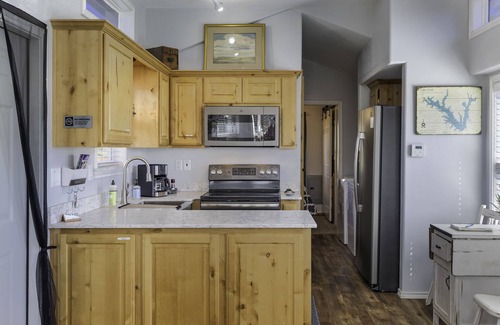 Emory House | Cottage near Lake Fork, Private Stocked Pond, Secure Parking