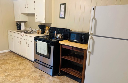 Erie Cottage | Cottage Near Presque Isle & Lake Erie Boat Parking