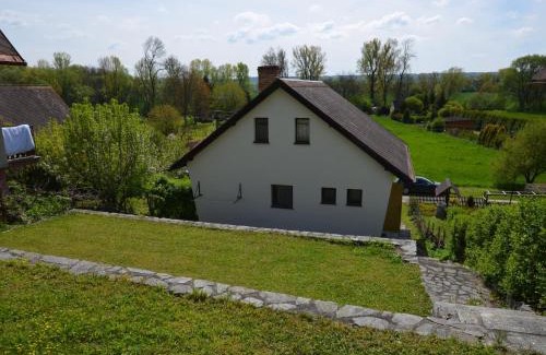 Pocedelice House | Cottage near River Ohre with Garden