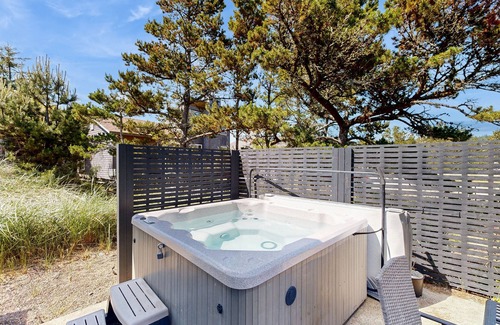 Four Sisters House | Cottage near the beach with hot tub, gas fireplace, washer/dryer, dog-friendly