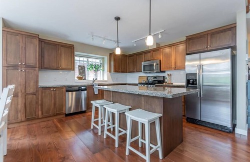 Lindell Beach Cottage | Cottage oasis w/resort amenities & close to the lake!