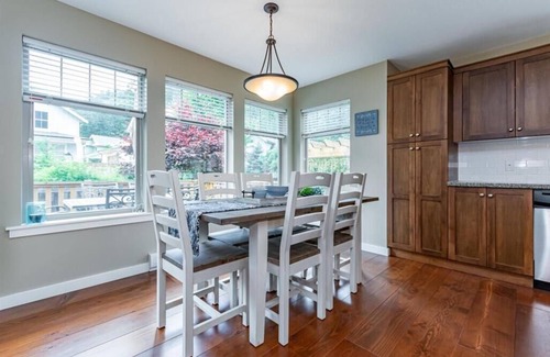Lindell Beach Cottage | Cottage oasis w/resort amenities & close to the lake!
