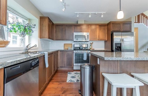 Lindell Beach Cottage | Cottage oasis w/resort amenities & close to the lake!