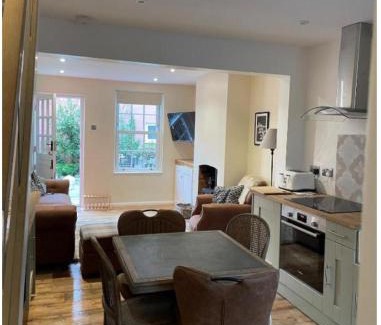 Wivenhoe House | Cottage of Content