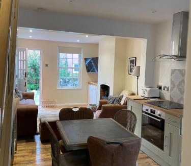 Wivenhoe House | Cottage of Content