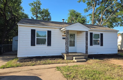 Midwest City House | Cottage on 15th-Charming 2 Bedroom, Cottage on 15th-Charming 2 Bedroom