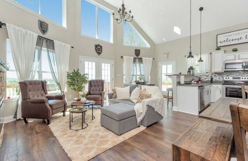 Arlington House | Cottage on a Private Vineyard with Scenic Views and Hot Tub