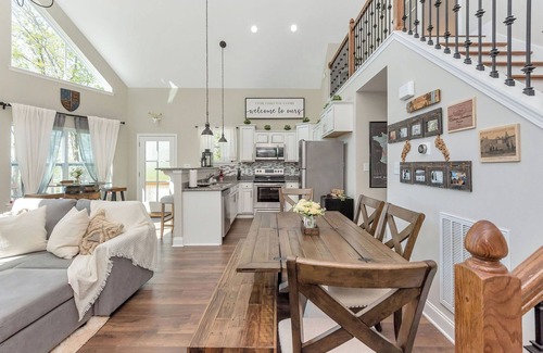 Arlington House | Cottage on a Private Vineyard with Scenic Views and Hot Tub