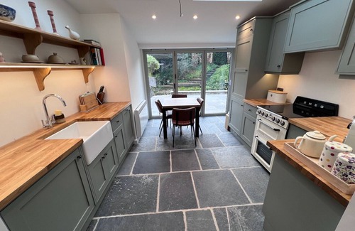 Nunney House | Cottage on Brook -> Castle, Walks, Shop & Cafe