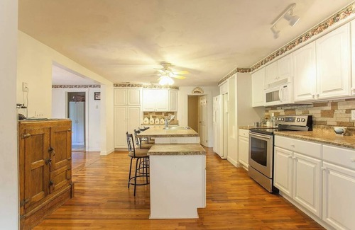 Damascus House | Cottage on Creeper Trail with Wide Open Acreage
