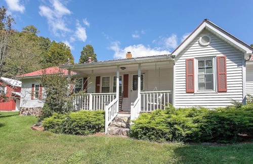 Damascus House | Cottage on Creeper Trail with Wide Open Acreage