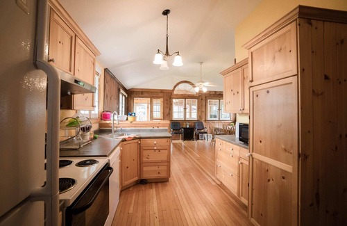 Crystal Beach House | Cottage on Crystal Beach | 3BR & BBQ!