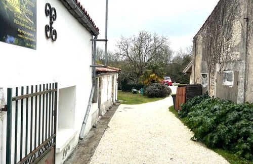 Chenac-Saint-Seurin-d'Uzet Cottage | Cottage on large plot