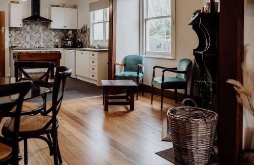 St Marys Apartment | Cottage on Groom - St Marys Charm and Convenience