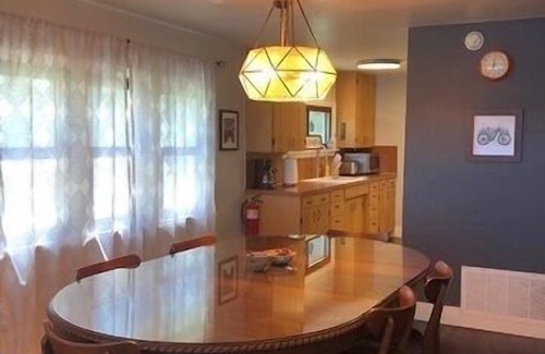 Scottville Cottage | Cottage on Hackert Lake