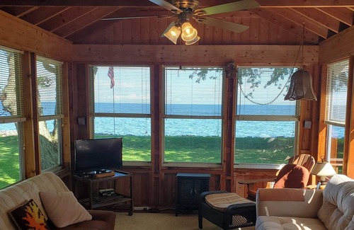 Kent House | Cottage on Lake Ontario near Point Breeze