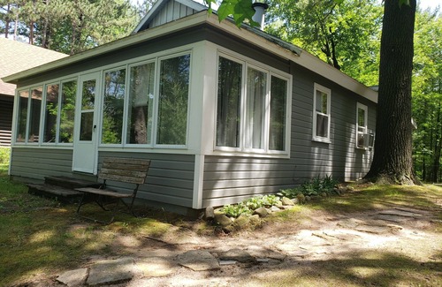 Waupaca Cottage | Cottage on Long Lake on the Chain O' Lakes with sandy shore and pontoon rental.