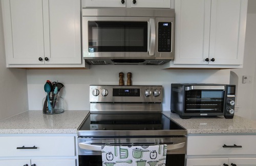 Ross House | Cottage on Main - Cheerful 2 brm home w/parking.