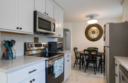 Ross House | Cottage on Main - Cheerful 2 brm home w/parking.