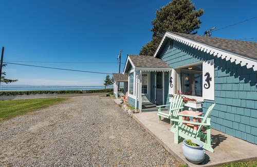 Sequim Cottage | Cottage On the Bay - Queen, Jetted tub, Full Kitchen, water view