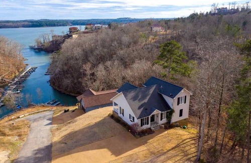 Lutts House | Cottage on the bluffs at Pickwick Lake.