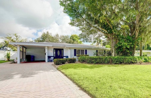 Bradenton House | Cottage on the Canal