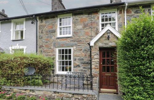 Beddgelert House | Cottage on the Green